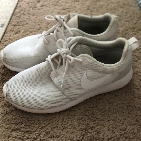 White Nike Roshe One - Women’s size 8.5 - Picture 2 of 6